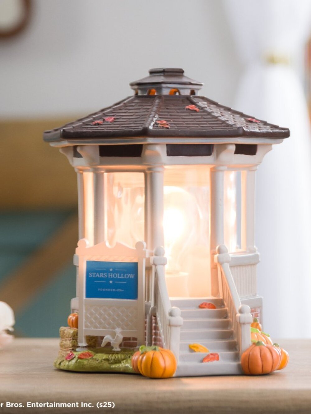 Complete Set of Gilmore Girls Scentsy Collection 2 Warmers & Wax - Picture 2 of 7